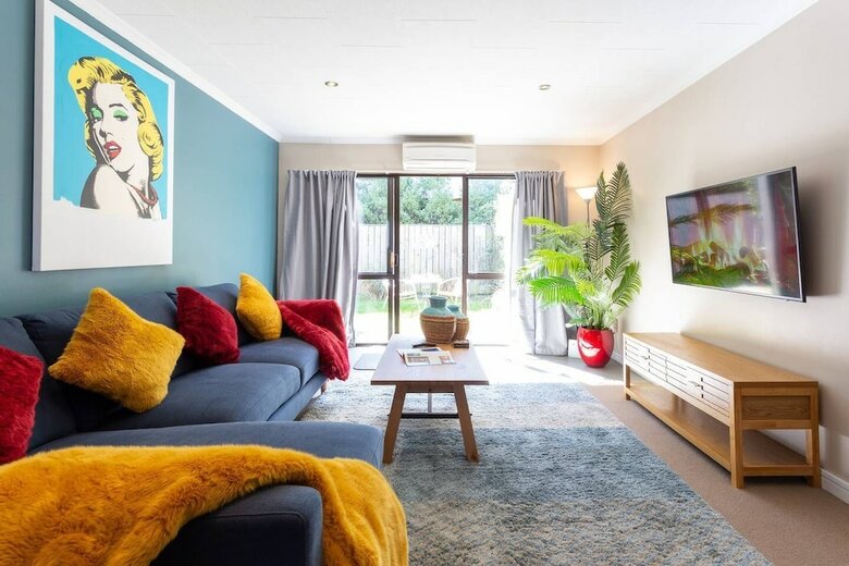 Spacious Central City Apartment Free Parking