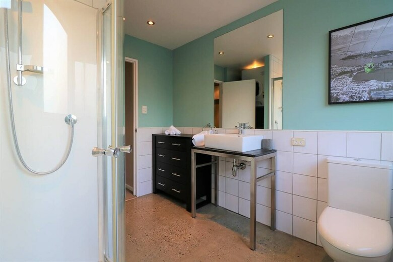Spacious Central City Apartment Free Parking