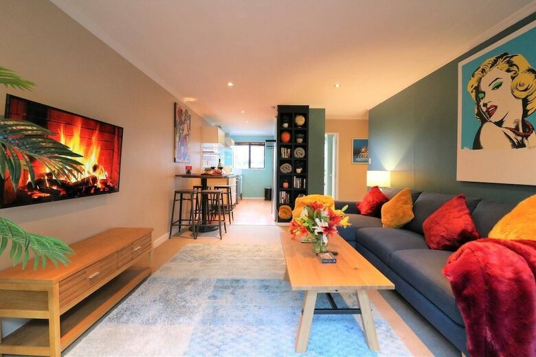 Spacious Central City Apartment Free Parking