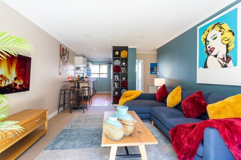 Spacious Central City Apartment Free Parking