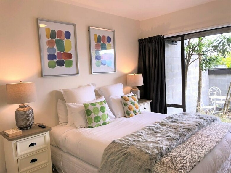 Spacious Townhouse Incredible Alpine Lake Views
