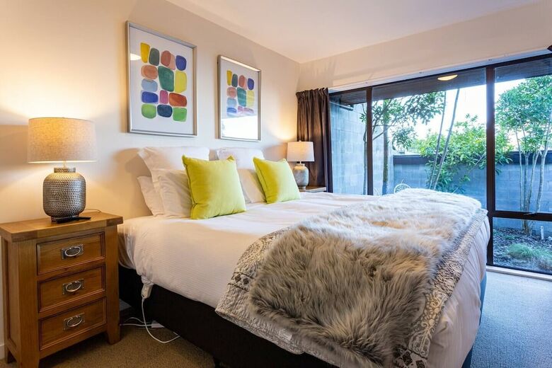 Spacious Townhouse Incredible Alpine Lake Views
