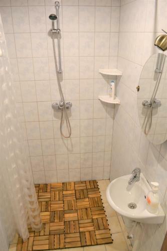 Kraavi Guest Hostel