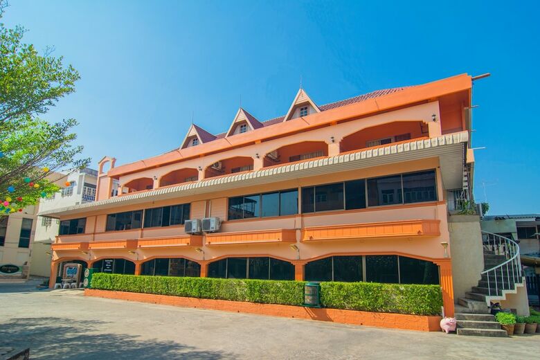 Oyo Phasuk Hotel