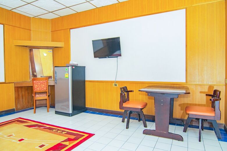 Oyo Phasuk Hotel