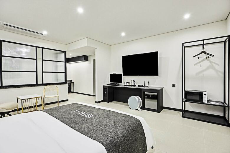 Hotel D
