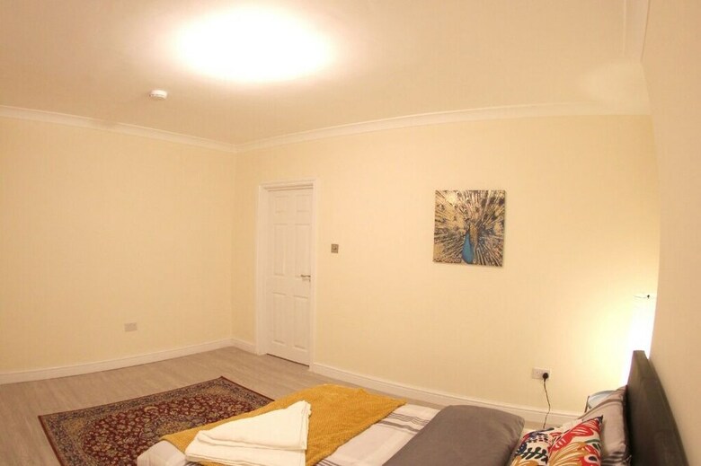 Bed & Breakfast Peace-full House In Slough