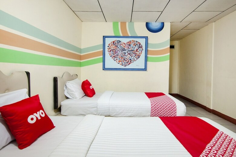 Oyo 2208 Thyesza Hotel