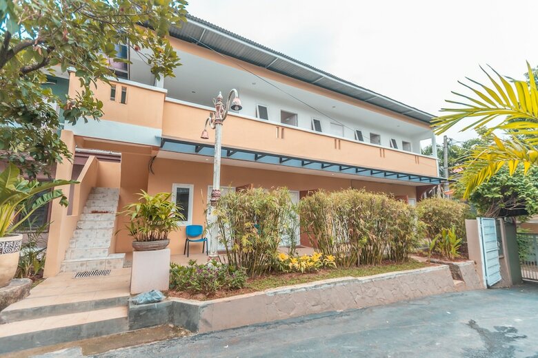 Hotel Oyo 2229 Dolfie Residence