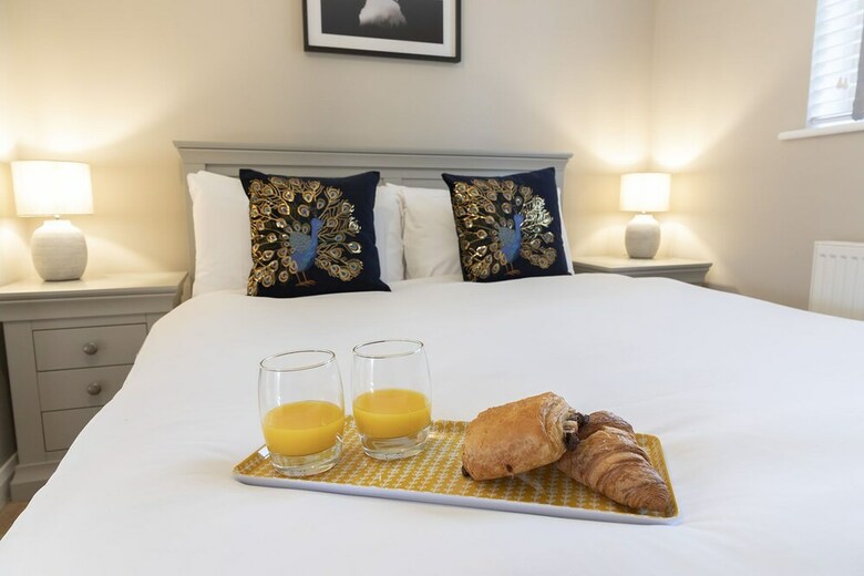 Elliot Oliver Cotswold Style 4 Bed House