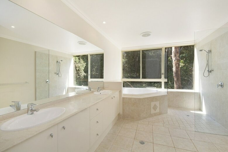 Prestigious House In Little Cove