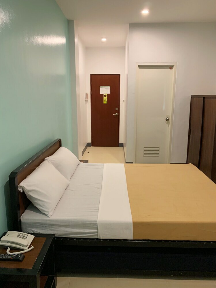 Apo Reef Travellers Hotel