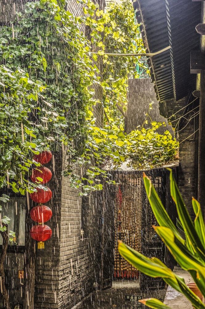 Posada Hill Lily Courtyard