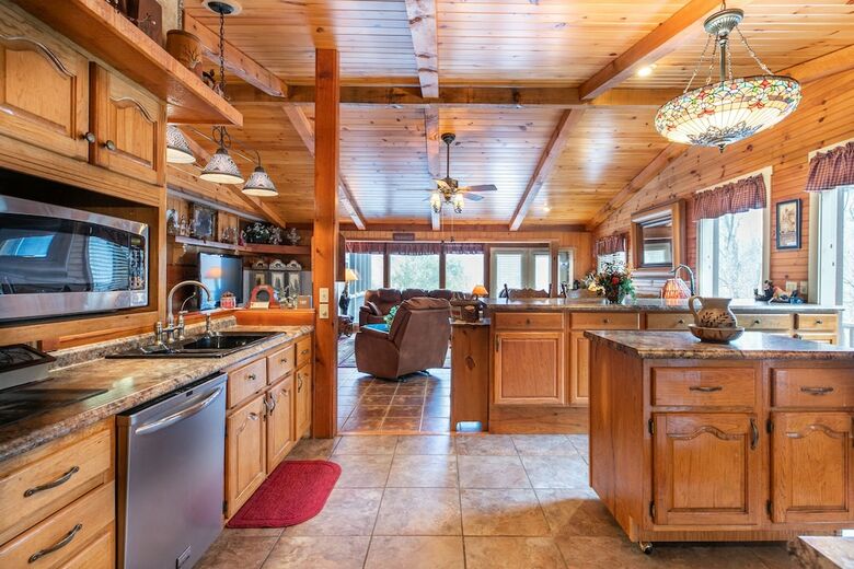 Cabin W Pool Access Chef's Kitchen