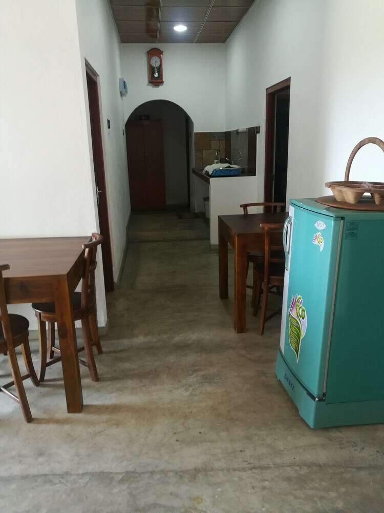 Hotel Abesekara Rest House