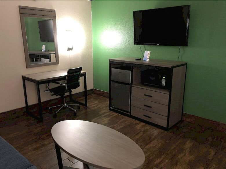Motel Travelers Inn & Suites