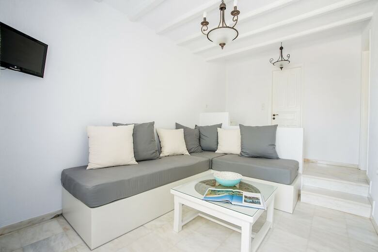 Hotel Parian Lithos