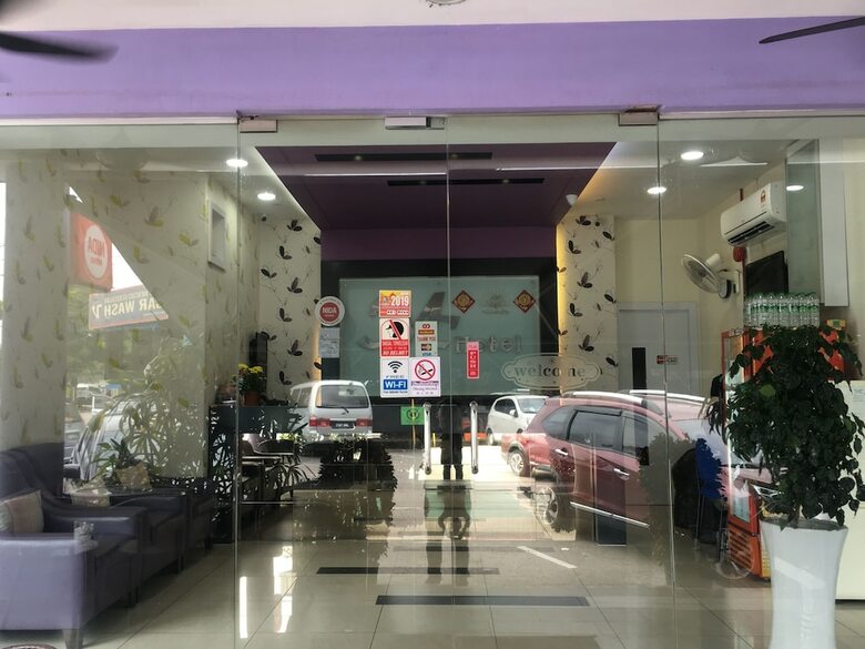 Oyo 89856 Mf Hotel