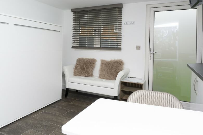 Cabana Beautiful 2-bed Studio