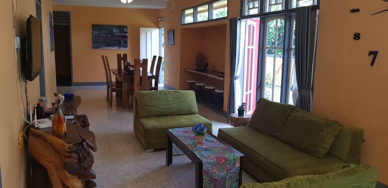 Hostal Dewi Sri Guesthouse - Hostel