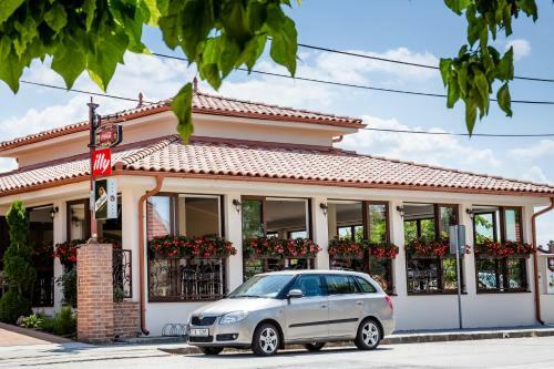 Hostal Corvin Pension And Restaurant