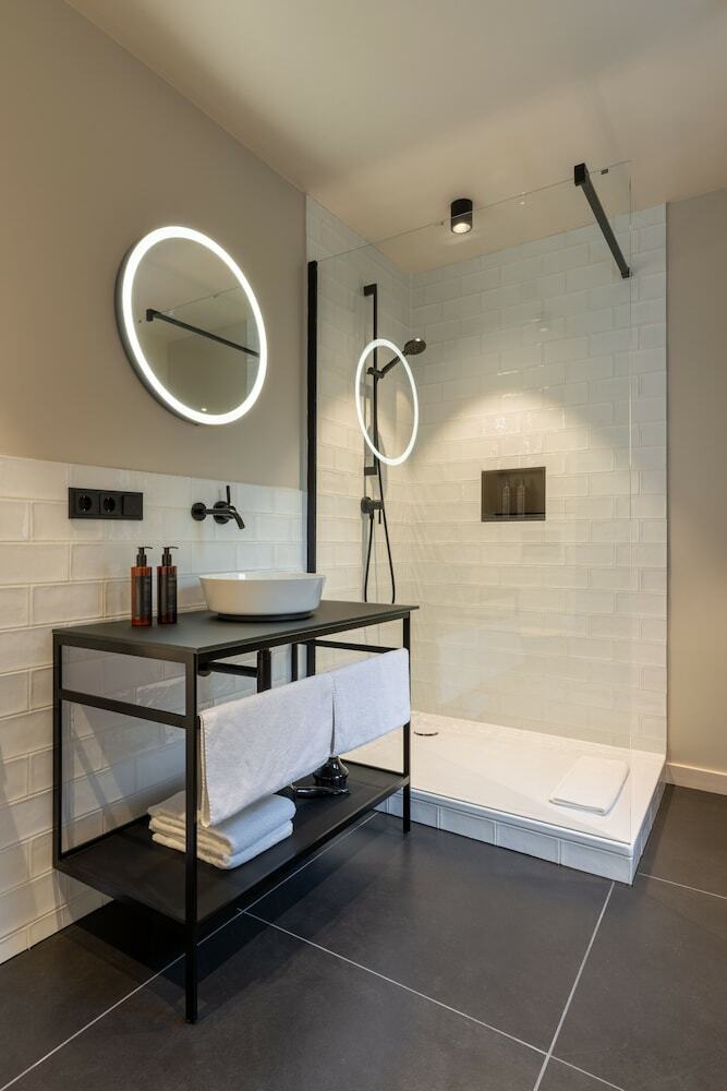 The Adams- Self Check In Hotel
