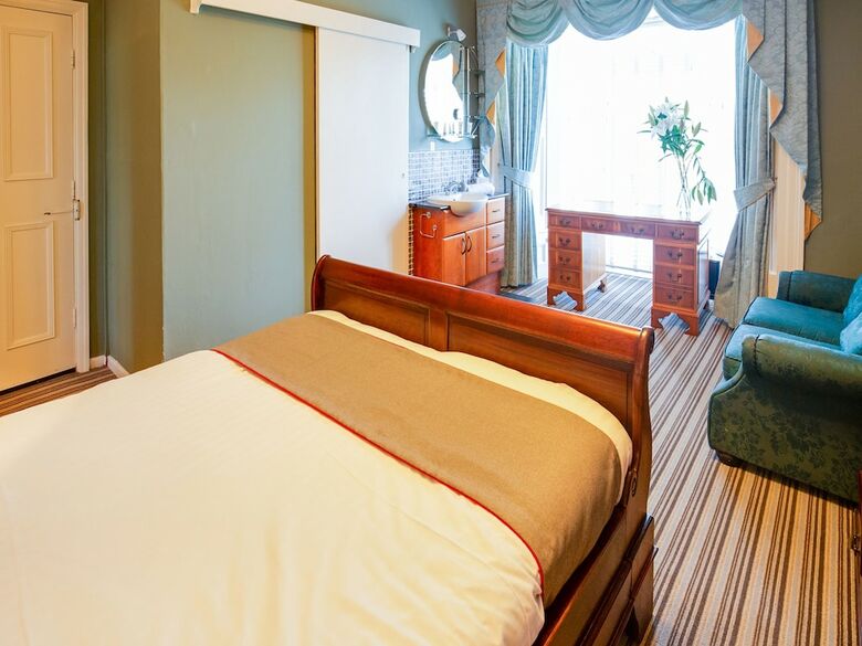 Oyo Lamphey Hall Hotel