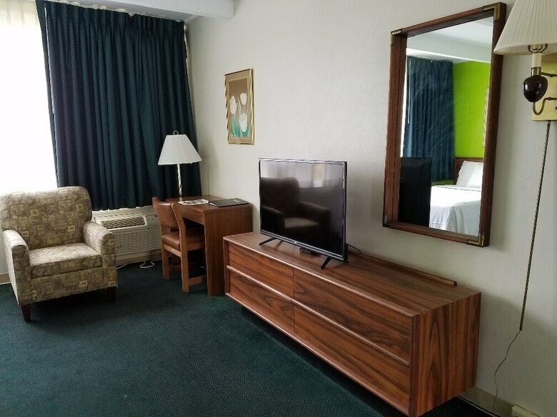 Hotel Cloud 9 Inn & Suites Lake George