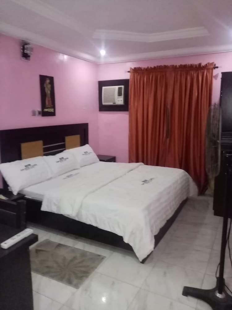 Tom Hotel And Suites