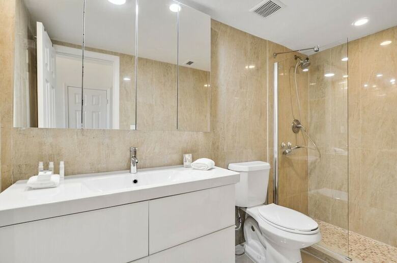1 Bedroom +den Bay View Or620