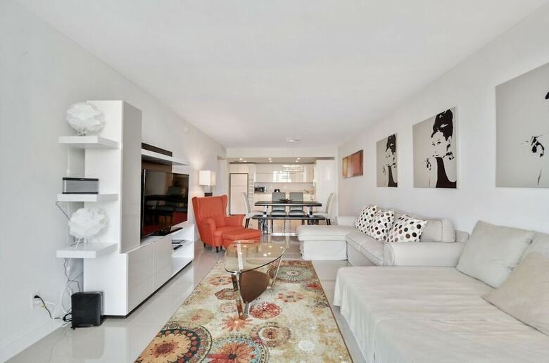 1 Bedroom +den Bay View Or620