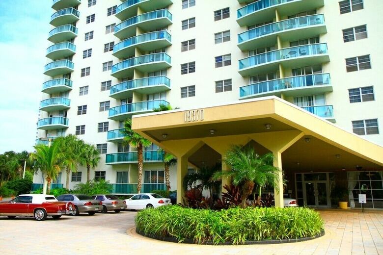 1 Bedroom +den Bay View Or620