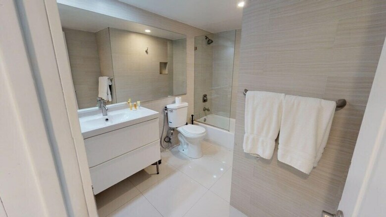 Premium 1 Bedroom +den Ocean View Or925