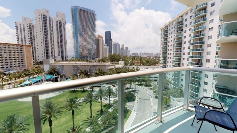 Premium 1 Bedroom +den Ocean View Or925
