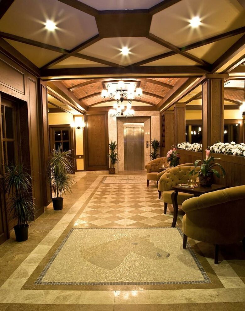 Padok Premium Hotel And Stables