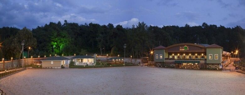 Padok Premium Hotel And Stables