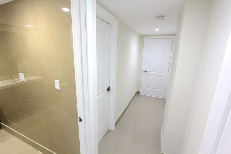 1 Bedroom + Den Bay View Apartment Or1610