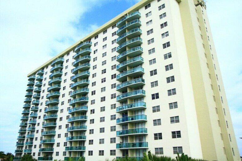 1 Bedroom + Den Bay View Apartment Or1610