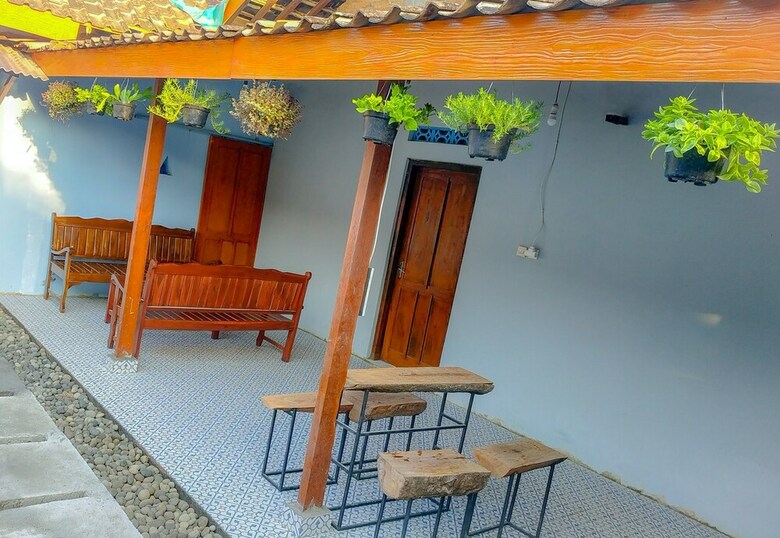 Hostal Genthong Homestay - Hostel