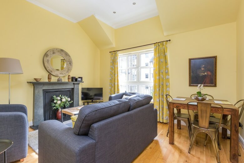 393 Old Tolbooth Wynd Apartment 3