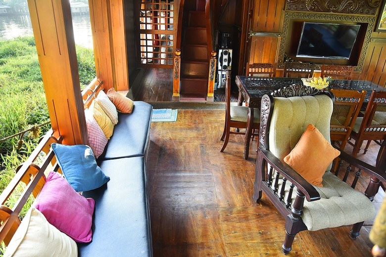 Premium Luxury Houseboat
