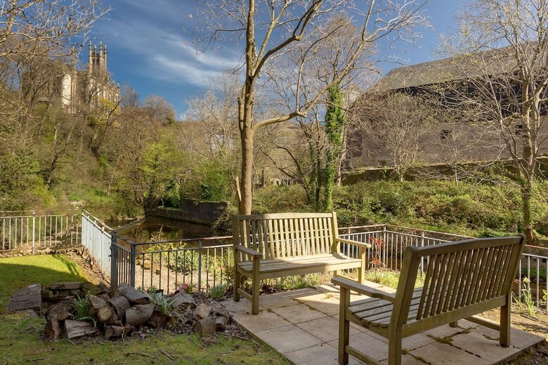 400 Dean Village Apartment