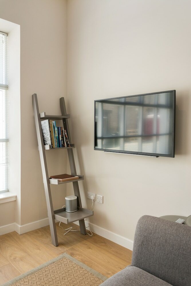 402 Dean Park Mews Apartment