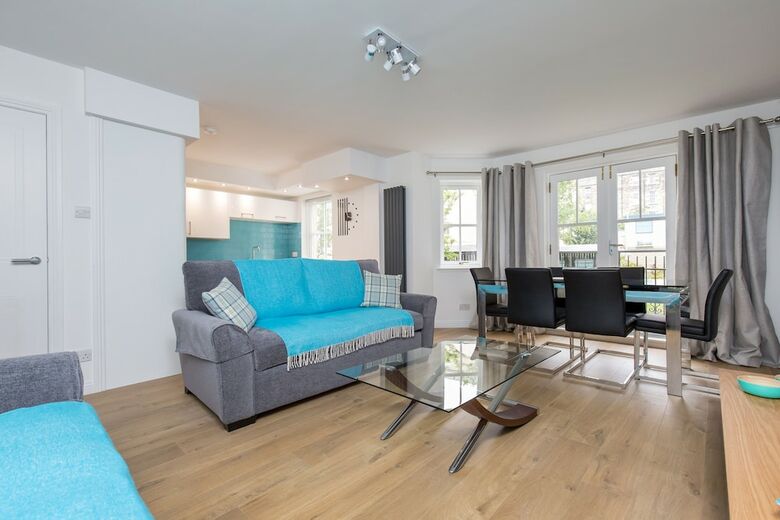 415 Huntingdon Place Apartment