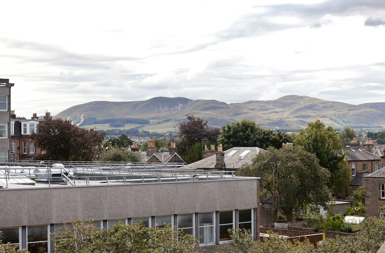 380 Mardale Crescent Apartment