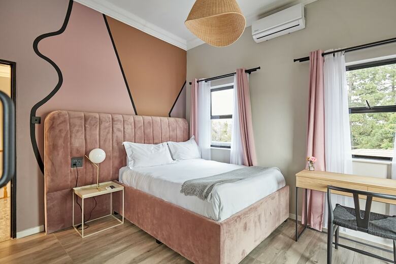 Hotel Daze House