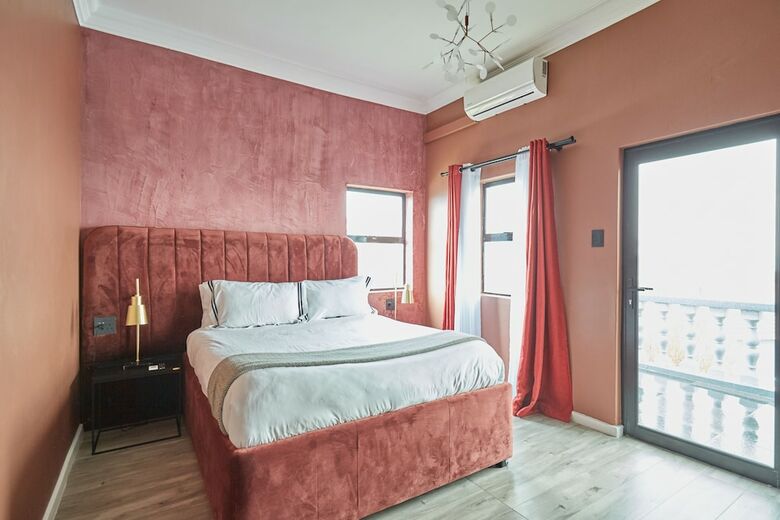 Hotel Daze House