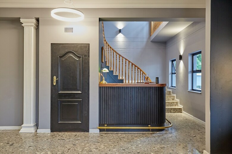 Hotel Daze House