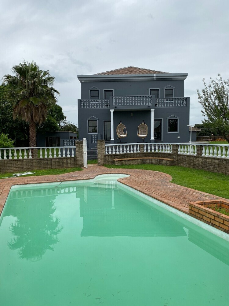 Hotel Daze House