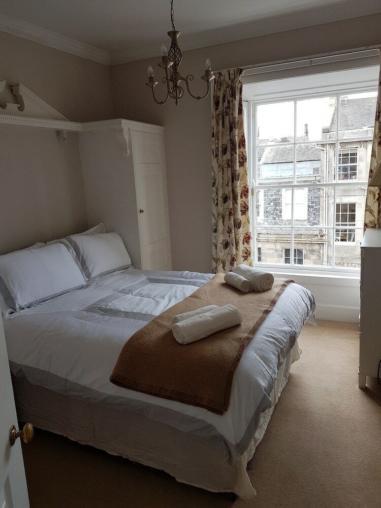 416 - Hart Street Apartment